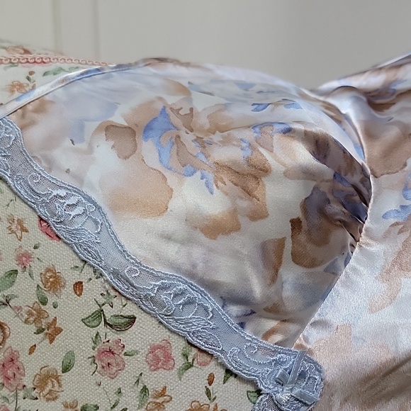 Adonna Blue and Cream Floral Chemise SIZE MEDIUM - Picture 2 of 7